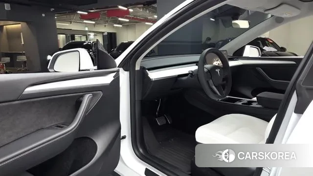 Tesla Model Y 2023 Белый из Кореи, фото 3