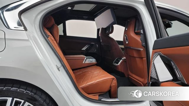 BMW 7 Series (G70) 2023 Белый из Кореи, фото 3