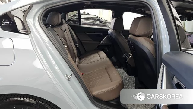 BMW 5 Series (G60) 2024 Серебристо-серый из Кореи, фото 3