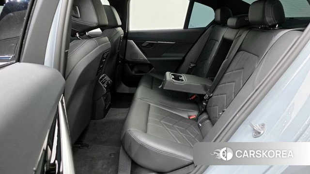 BMW 5 Series (G60) 2025 Серебристо-серый из Кореи, фото 3