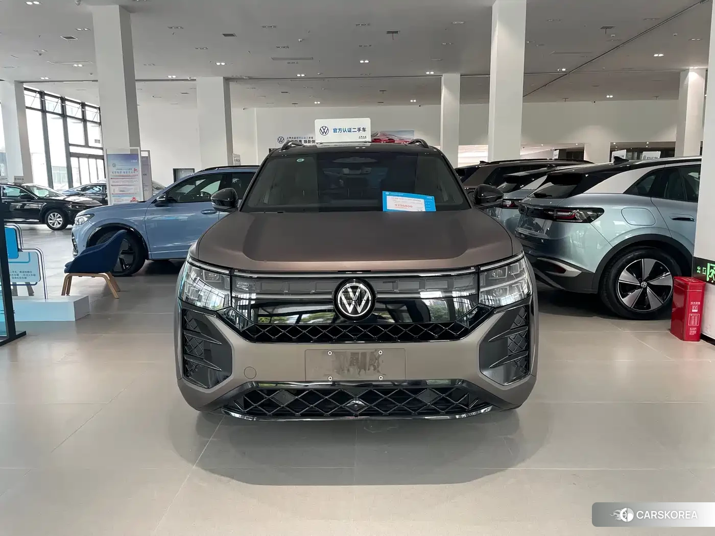 Volkswagen Touareg 2025 Champagne/brown из Китая, фото 3