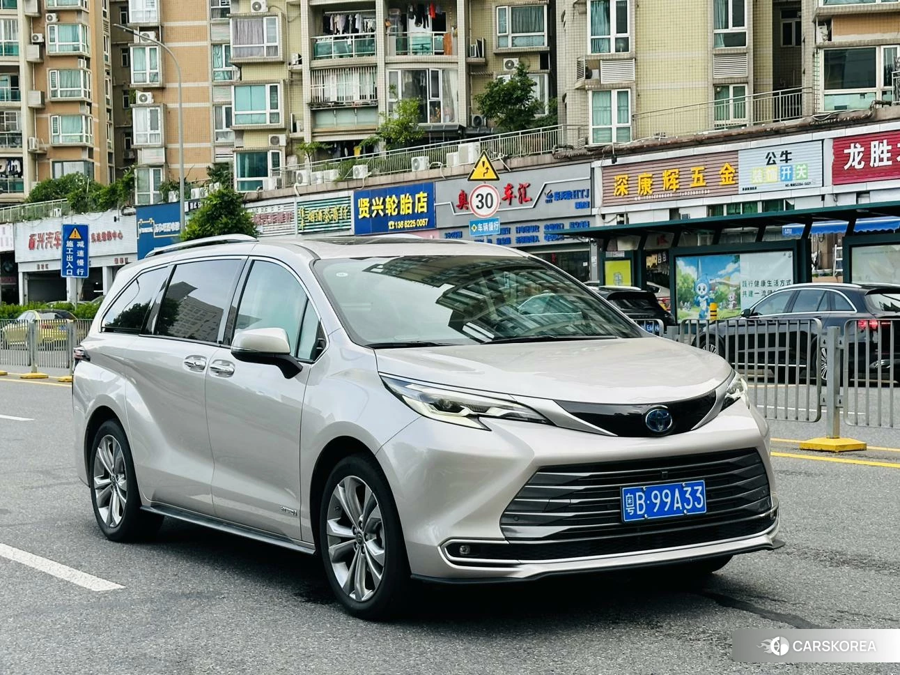 Toyota Sienna 2024 Шампань из Китая, фото 3
