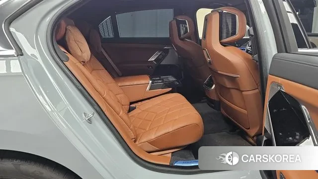 BMW 7 Series (G70) 2025 Светло-серебряный цвет из Кореи, фото 3