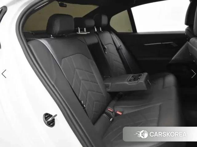 BMW 5 Series (G60) 2024 Белый из Кореи, фото 3