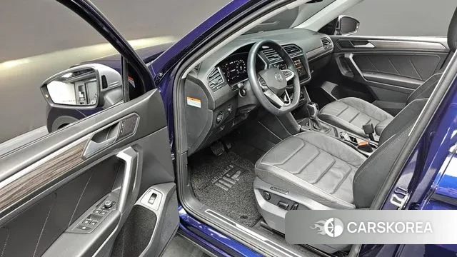 Volkswagen Tiguan Allspace 2023 Синий из Кореи, фото 3