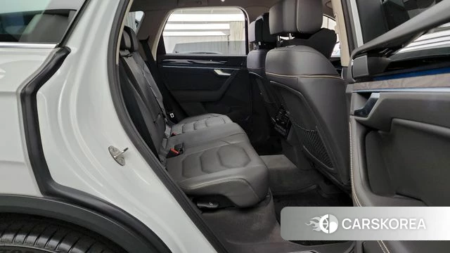 Volkswagen Touareg 3rd generation 2023 Белый из Кореи, фото 3