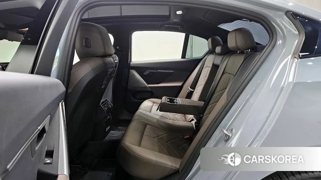 BMW 5 Series (G60) 2025 Светло-серебряный цвет из Кореи, фото 3