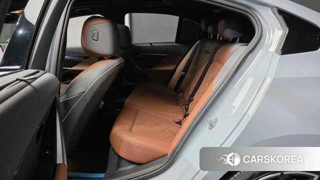 BMW 5 Series (G60) 2023 Светло-серебряный цвет из Кореи, фото 3