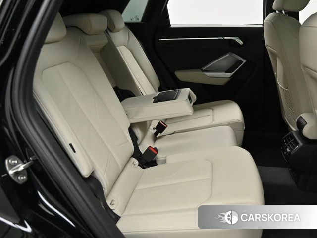 Audi Q3 (F3) 2023 Черный из Кореи, фото 3