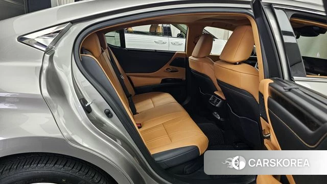 Lexus ES300h 7th generation 2022 Серебряный из Кореи, фото 3