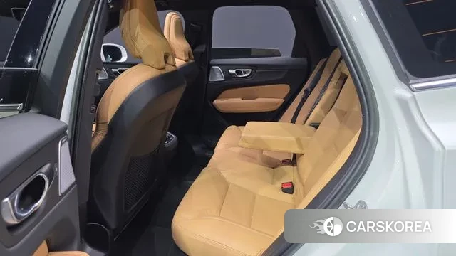 Volvo XC60 second Generation 2023 Белый из Кореи, фото 3