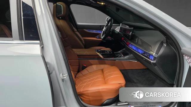 BMW 7 Series (G70) 2025 Светло-серебряный цвет из Кореи, фото 3