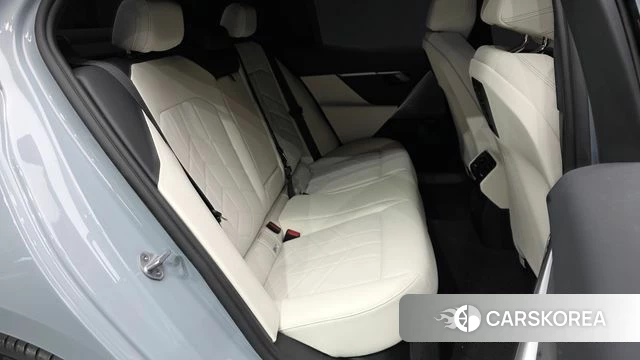 BMW 5 Series (G60) 2025 Светло-серебряный цвет из Кореи, фото 3