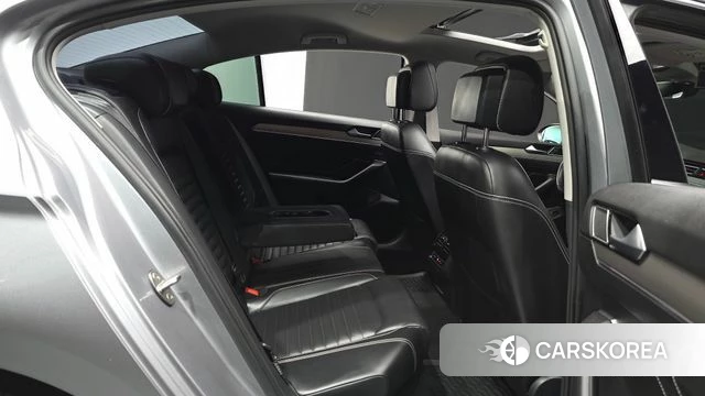 Volkswagen Passat GT (B8) 2022 Серебристо-серый из Кореи, фото 3