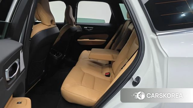 Volvo XC60 second Generation 2023 Белый из Кореи, фото 3