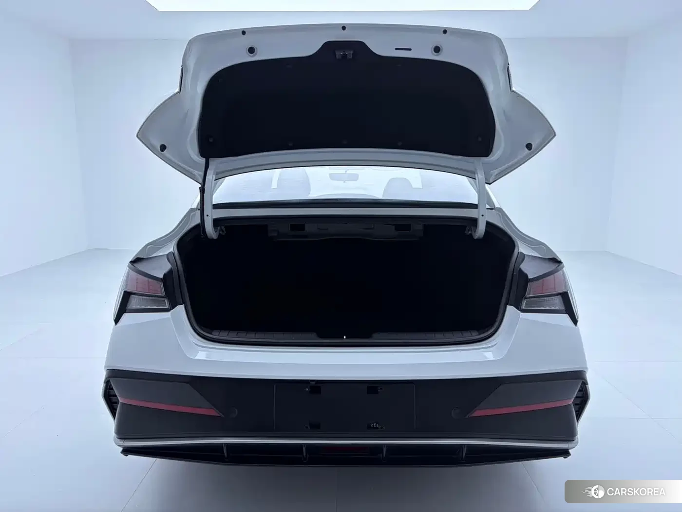 Hyundai Elantra 2023 Белый из Китая, фото 3