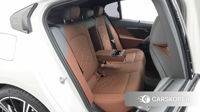 BMW 5 Series (G60) 2025 Белый из Кореи, фото 3