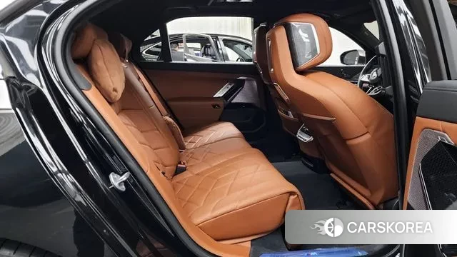 BMW 7 Series (G70) 2024 Черный двухцветный из Кореи, фото 3