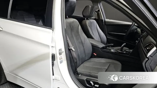 BMW 3 Series (F30) 2018 Белый из Кореи, фото 3