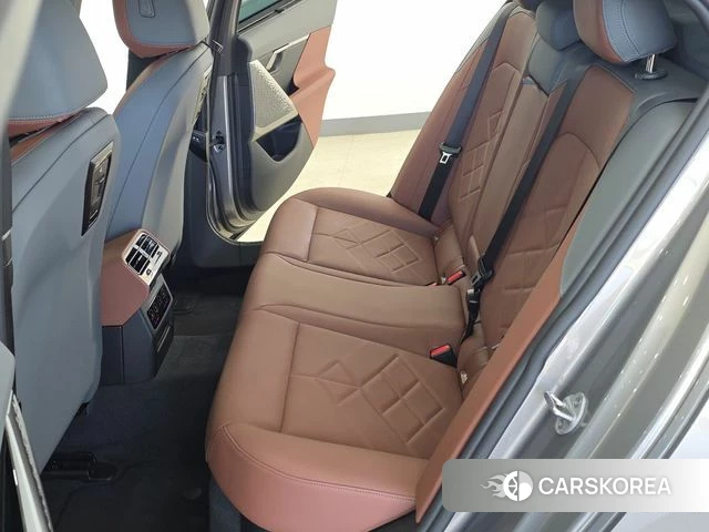 BMW 5 Series (G60) 2025 Цвет тростника из Кореи, фото 3