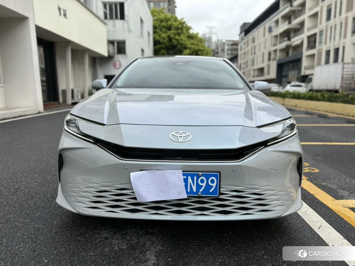 Toyota Camry 2024 Серебристо-серый из Китая, фото 3
