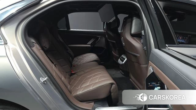 BMW 7 Series (G70) 2023 Серебристо-серый из Кореи, фото 3