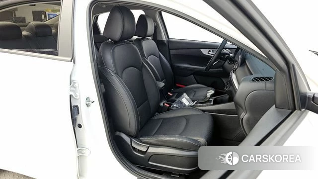 Kia The New K3 2nd generation 2023 Белый из Кореи, фото 3