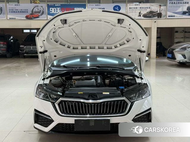 Skoda Octavia 2023 Белый из Китая, фото 3