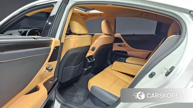 Lexus ES300h 7th generation 2024 Белый из Кореи, фото 3