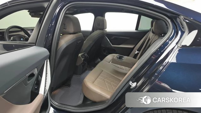 BMW 5 Series (G60) 2025 Черный из Кореи, фото 3