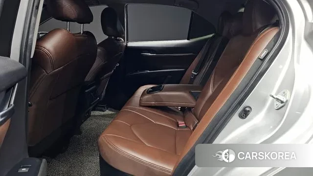 Toyota Camry (XV70) 2021 Серебряный из Кореи, фото 3