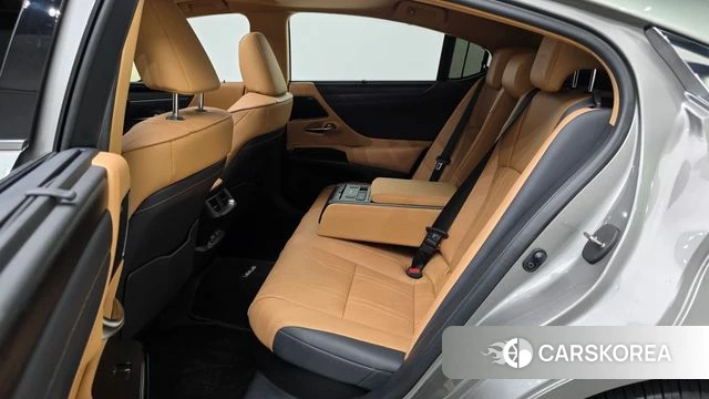 Lexus ES300h 7th generation 2024 Серебристо-серый из Кореи, фото 3