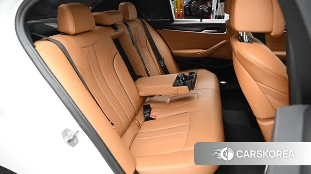 BMW 5 Series (G30) 2023 Белый из Кореи, фото 3