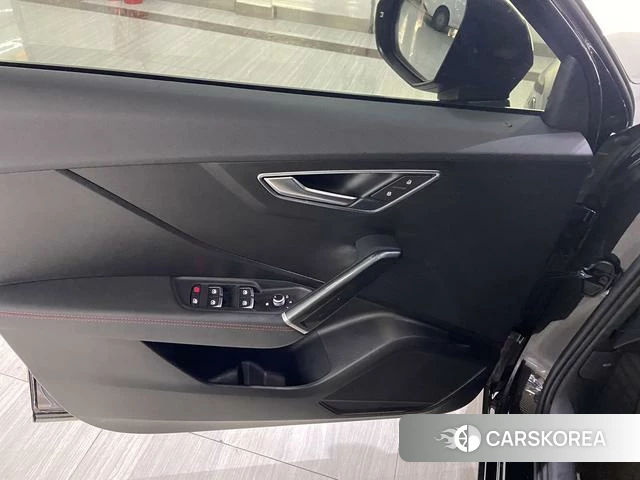 Audi Q2L 2022 Темно-серый из Китая, фото 3