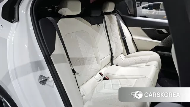 BMW 5 Series (G60) 2025 Белый из Кореи, фото 3