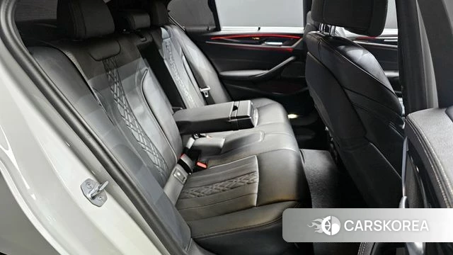 BMW 5 Series (G30) 2023 Белый из Кореи, фото 3