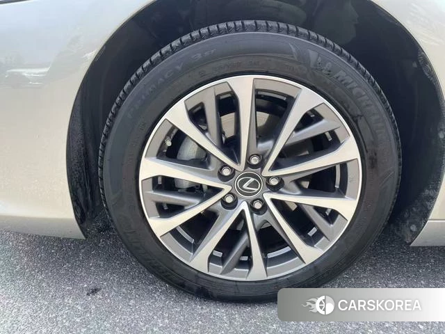 Lexus ES 2025 Серебристо-серый из Китая, фото 3