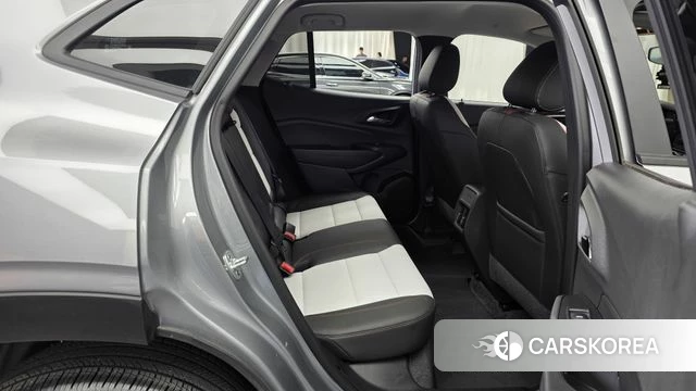 Chevrolet (GM Daewoo) Trax Crossover 2024 Серебристо-серый из Кореи, фото 3