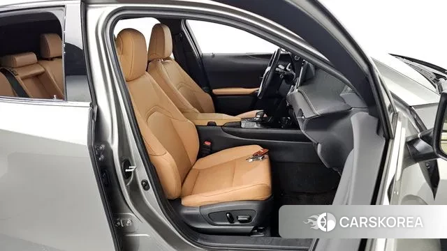 Lexus UX300h 2024 Серебряный из Кореи, фото 3