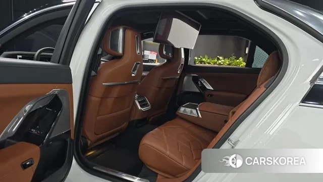 BMW 7 Series (G70) 2024 Белый из Кореи, фото 3