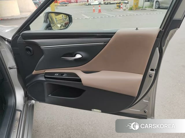 Lexus ES 2023 Серебристо-серый из Китая, фото 3
