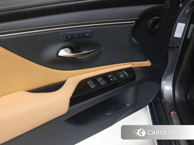 Lexus ES300h 7th generation 2025 Серый из Кореи, фото 3