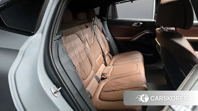 BMW X6 (G06) 2024 Светло-серебряный цвет из Кореи, фото 3