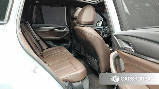 BMW X3 (G01) 2024 Светло-серебряный цвет из Кореи, фото 3