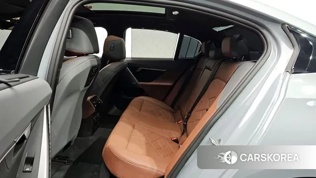 BMW 5 Series (G60) 2025 Светло-серебряный цвет из Кореи, фото 3