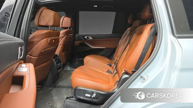 BMW X7 (G07) 2024 Светло-серебряный цвет из Кореи, фото 3