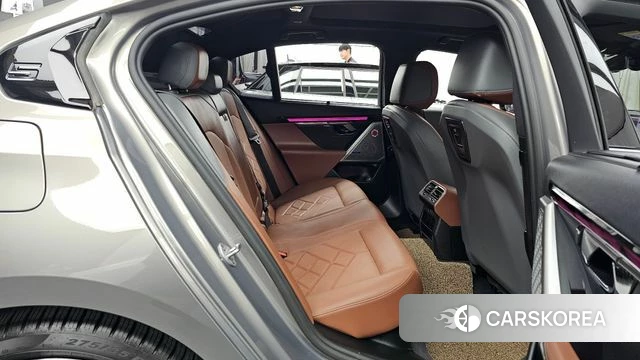 BMW 5 Series (G60) 2025 Серебристо-серый из Кореи, фото 3