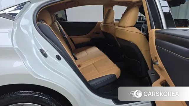 Lexus ES300h 7th generation 2022 Белый из Кореи, фото 3