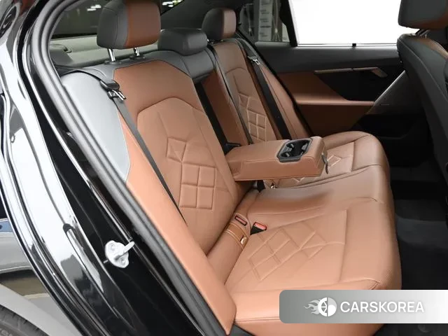 BMW 5 Series (G60) 2024 Черный из Кореи, фото 3