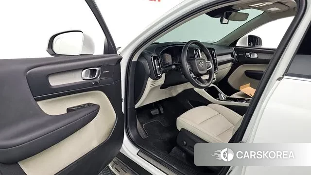 Volvo XC40 2024 Белый из Кореи, фото 3